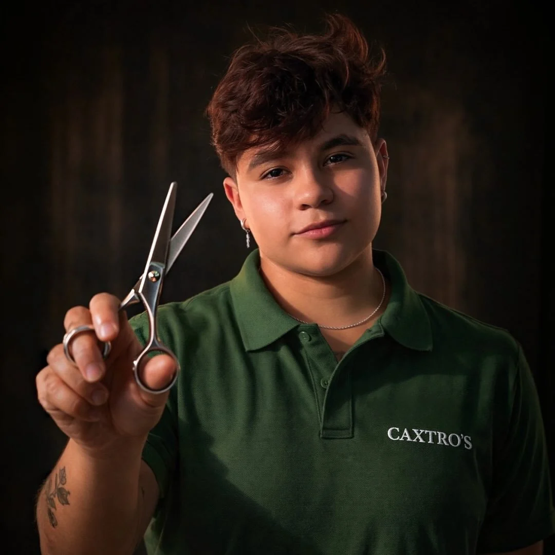 Profissional da Caxtro’s Barber com tesoura