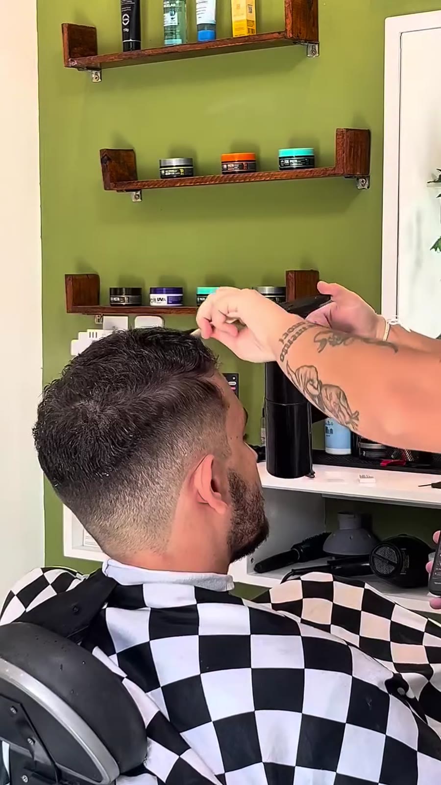 Atendimento em andamento na Caxtro’s Barber